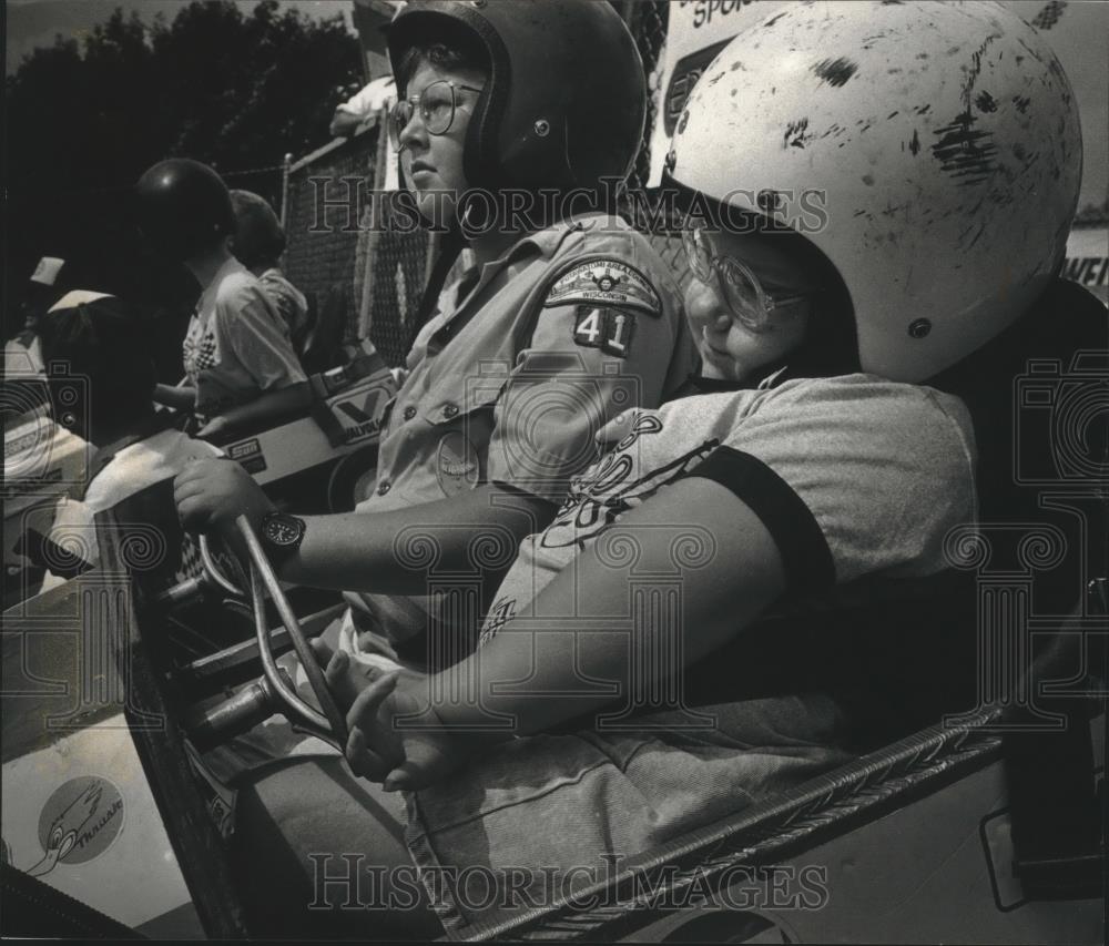 1990 Press Photo Scouts drive cars at New Berlin Soap Box Derby - mjb71052 - Historic Images