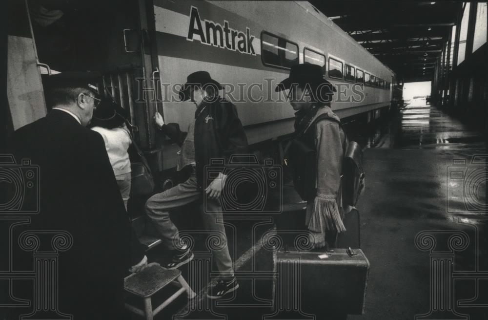1993 Press Photo Jason Peterson (center) of Kaukauna, boards Amtrak train - Historic Images