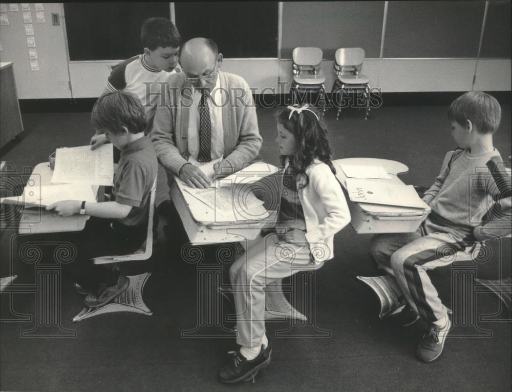 1983 Press Photo Principle Ted Jarosh signed autographs at Lakeview Elementary - Historic Images