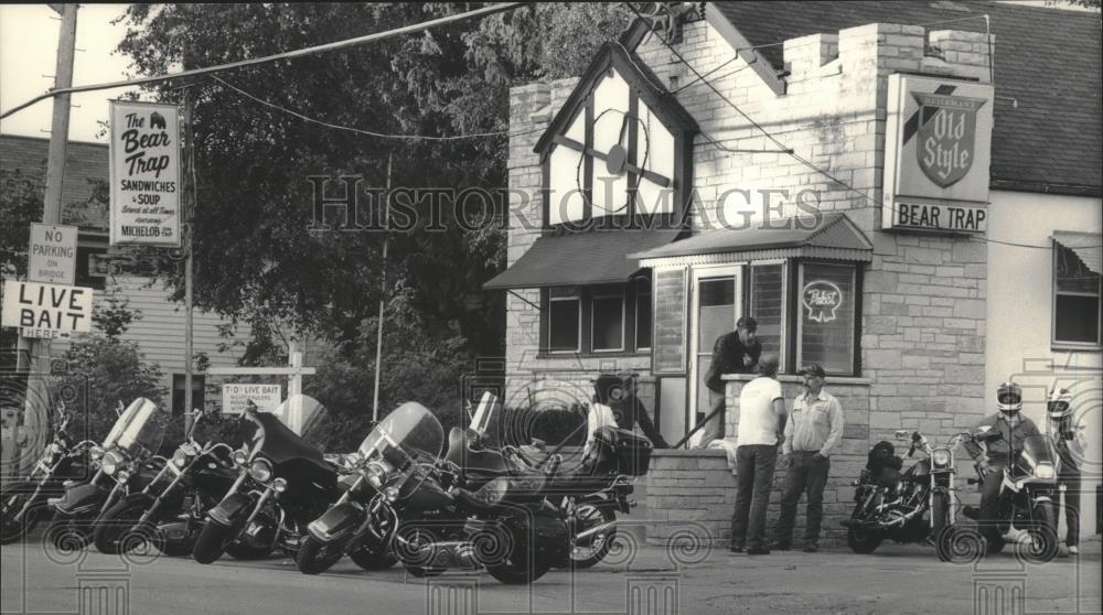 1985 Press Photo Motorcycles and patrons outside Bear Trap Tavern - mjb71113 - Historic Images