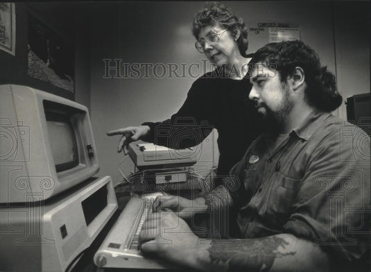 1991 Press Photo Frank Galdino learning to use computer Navistar International - Historic Images