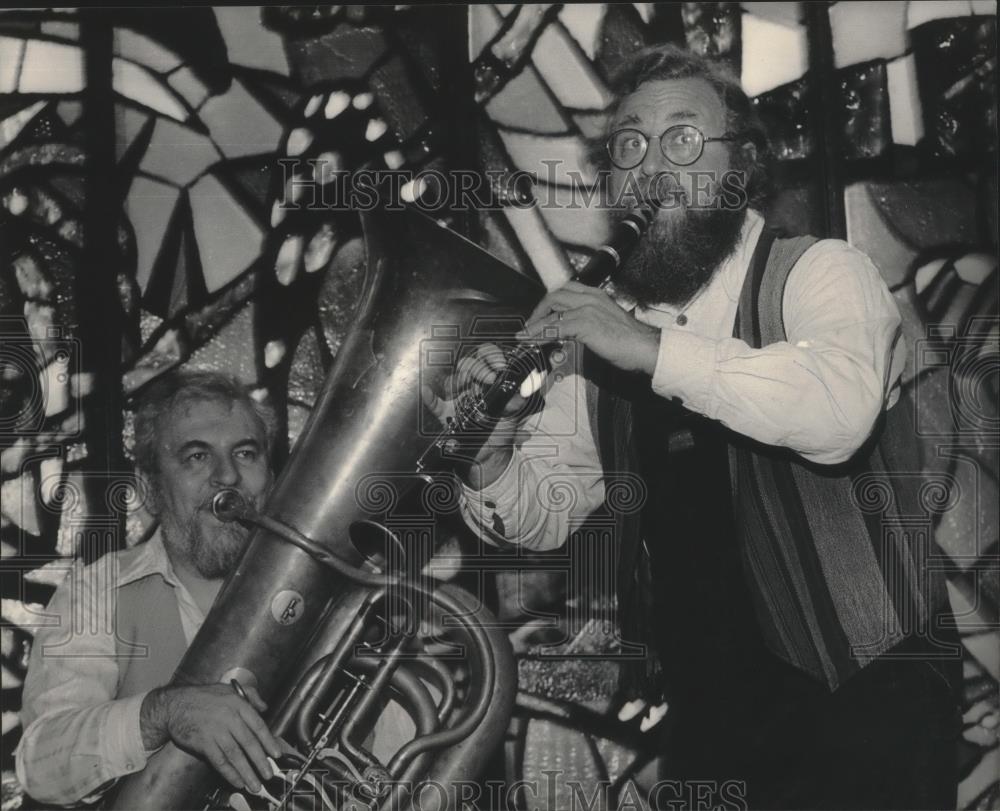 1983 Press Photo Jim Brusky and Don Nedobeck play at Milwaukee Public Museum - Historic Images