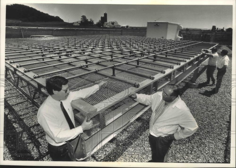 1992 Press Photo Meteorologist Tony Siebers talks to Richard Ruppel, Sullivan - Historic Images