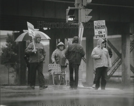 1994 Press Photo Amtrak employees on strike at Amtrak station in Milwaukee - Historic Images