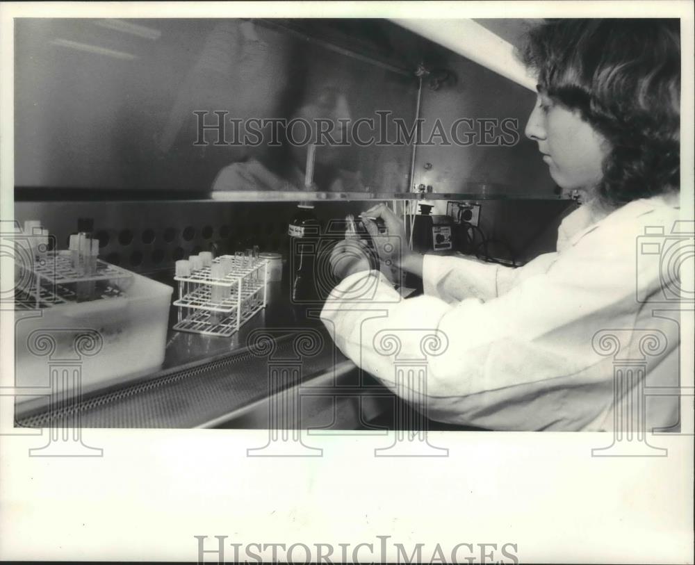 1983 Press Photo Renee Sandler working at National Wildlife Health Lab Wisconsin - Historic Images