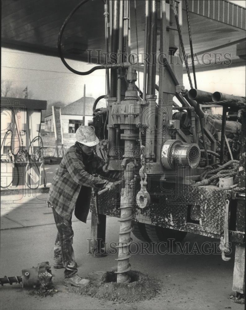 1991 Press Photo Mike Boese running a soil test for leak in New Berlin Wisconsin - Historic Images