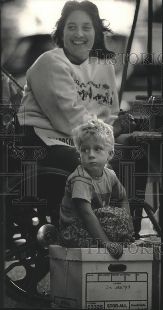 1992 Press Photo Diane Miller &amp; nephew at fundraiser for Welcome, H.O.M.E., Wisc - Historic Images