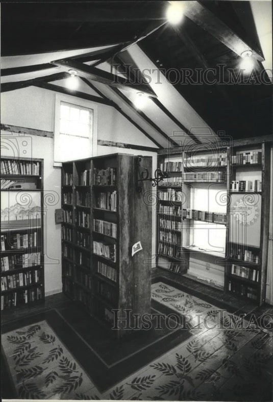 1982 Press Photo Interior view of Newburg, Wisconsin's privately owned library - Historic Images