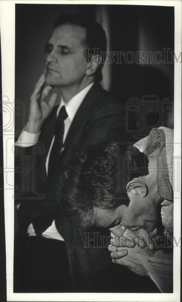 1993 Press Photo Praying, Mike Penny and Ron Davis, among 20 people praying. - Historic Images