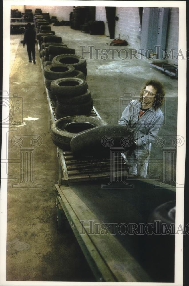 1993 Press Photo Rick Gaffney of Waukesha loads tires - mjb71331 - Historic Images