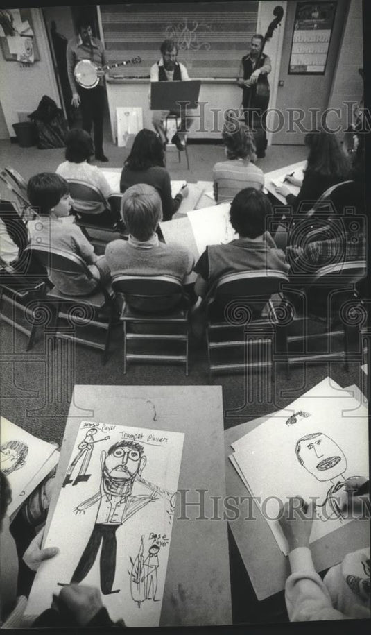 1983 Press Photo Students render drawings of jazz musicians. - mjb71357 - Historic Images