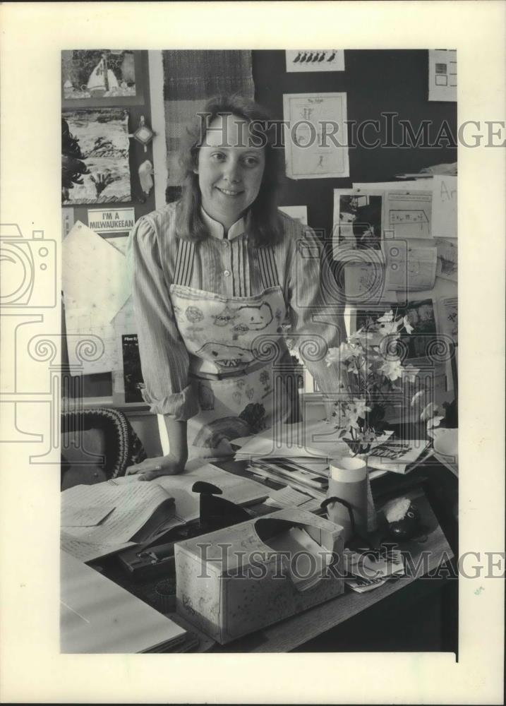 1986 Press Photo Catherine Necci, art teacher at Parkway Elementary, Glenday, WI - Historic Images