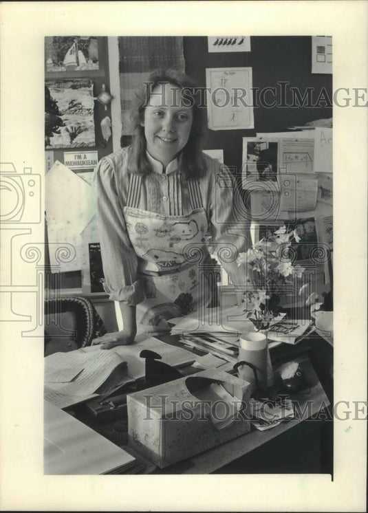 1986 Press Photo Catherine Necci, art teacher at Parkway Elementary, Glenday, WI - Historic Images