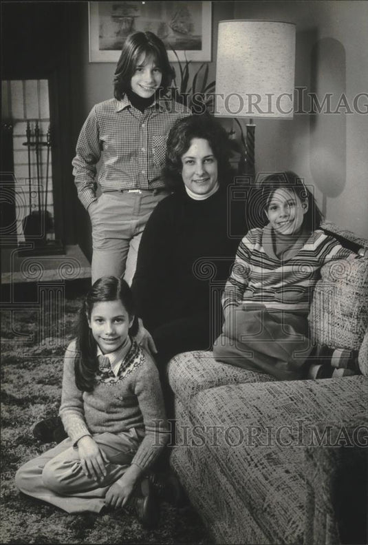 1980 Press Photo Ann Nisiewicz and family, no re-election as alderman, Mequon. - Historic Images