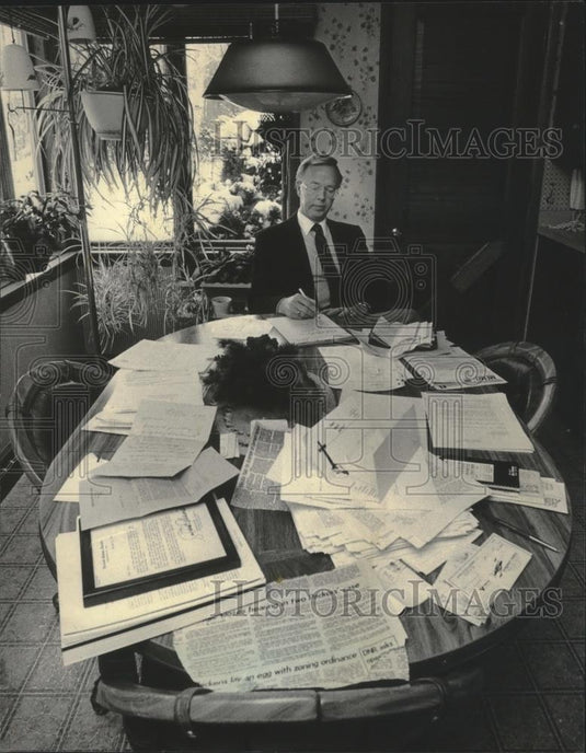 1985 Press Photo Jerald Newman, working at kitchen table at home, Wisconsin. - Historic Images