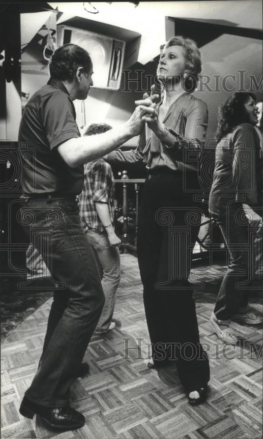 1981 Press Photo Couple dances at Nick's Nicabob in Milwaukee - mjb71445 - Historic Images
