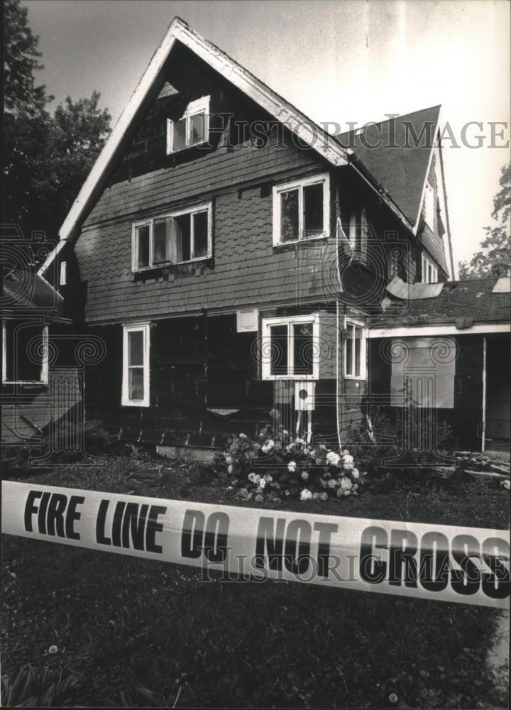 1992 Press Photo Adams House, due to fall to the flames of practicing firemen. - Historic Images