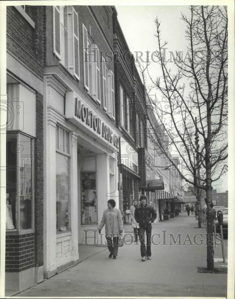 1982 Press Photo A downtown scene in Neenah, Wisconsin - mjb71510 - Historic Images