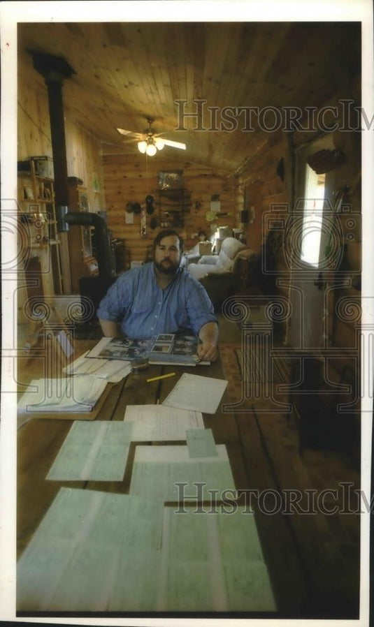 1993 Press Photo Robert Moss in his rural Marquette County home - mjb71515 - Historic Images