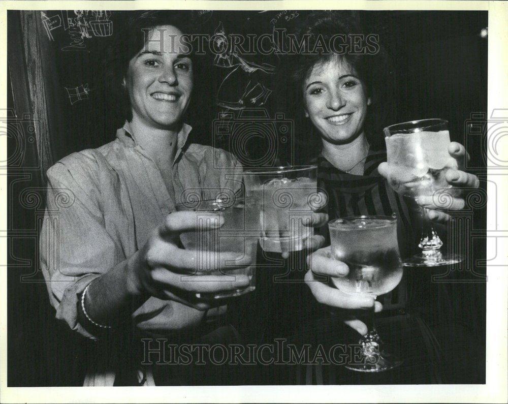 1984 Press Photo Mary Powers Alcohol Drink Bar Chicago - RRV43479 - Historic Images