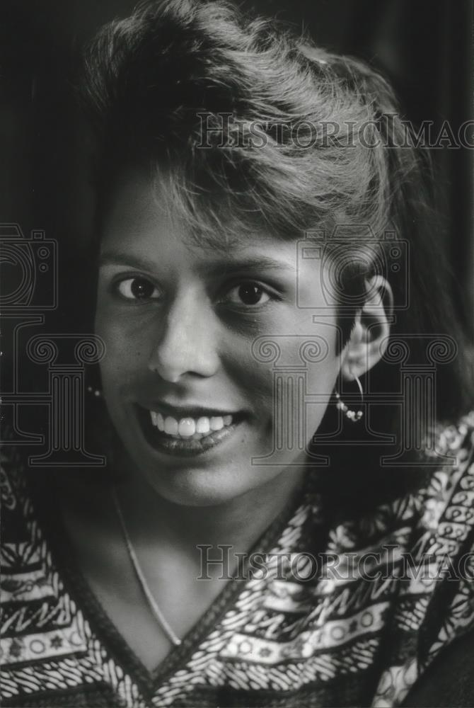 1994 Press Photo Rosenda Neira speaker for preschool graduation class, Escuela - Historic Images