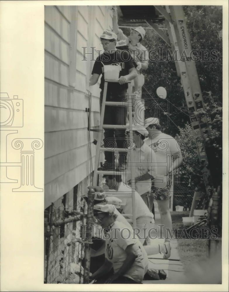 1987 Press Photo Volunteers with Neighborhood Housing Services paint, Milwaukee - Historic Images