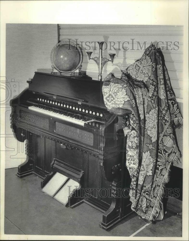 1985 Press Photo Pump organ at Antiques Day auction for Channel 10/36 - Historic Images