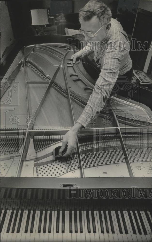 1984 Press Photo Charles Bouc refurbishes a Knabe concert grand piano, Manitowoc - Historic Images