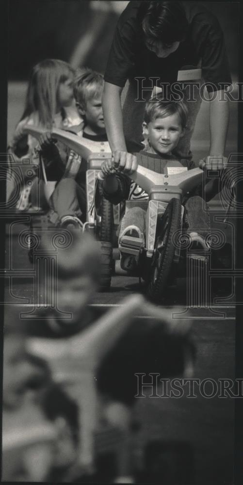 1992 Press Photo Carey Sorensen and Nicholas Schaefer at Horn Park Muskego - Historic Images
