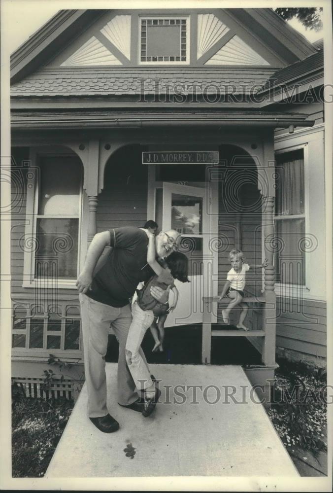 1983 Press Photo Dentist James Morrey and kids at his clinic, Muscoda, Wisconsin - Historic Images