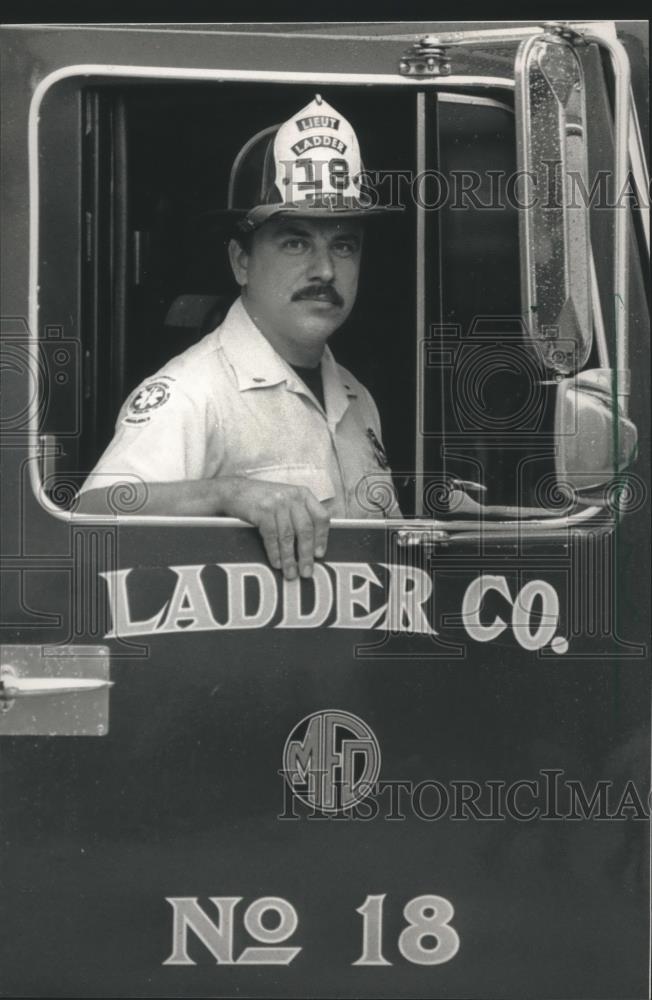 1988 Press Photo Firefighter Wayne Mutza was rescued by colleagues, Milwaukee - Historic Images