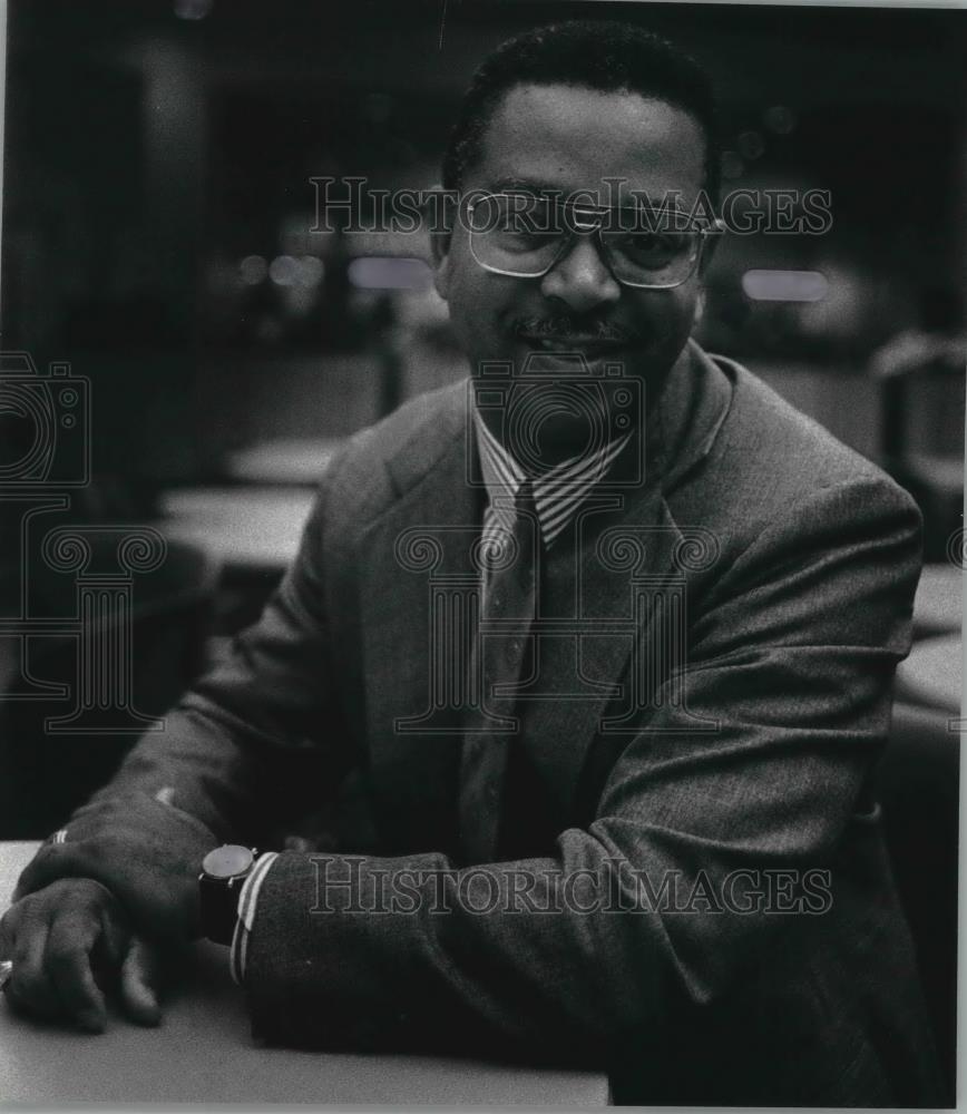 1991 Press Photo Edward Neal General Manager Capitol Court mall, Milwaukee - Historic Images