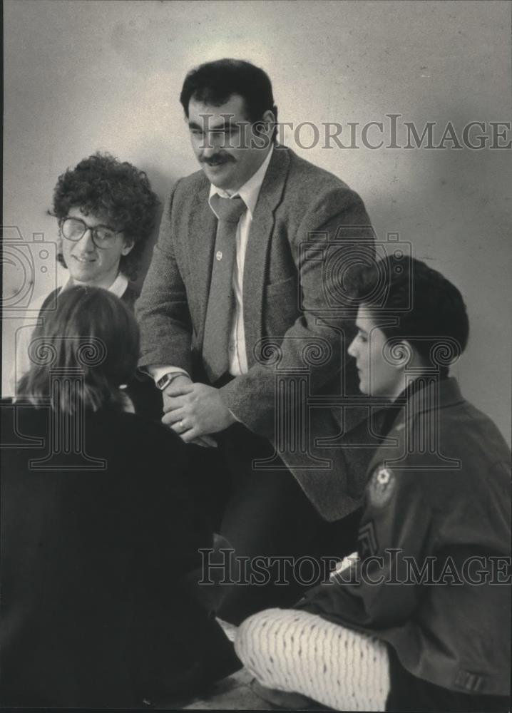 1987 Press Photo Police Officer Larry Rittberg at Nicolet High School, Wisconsin - Historic Images