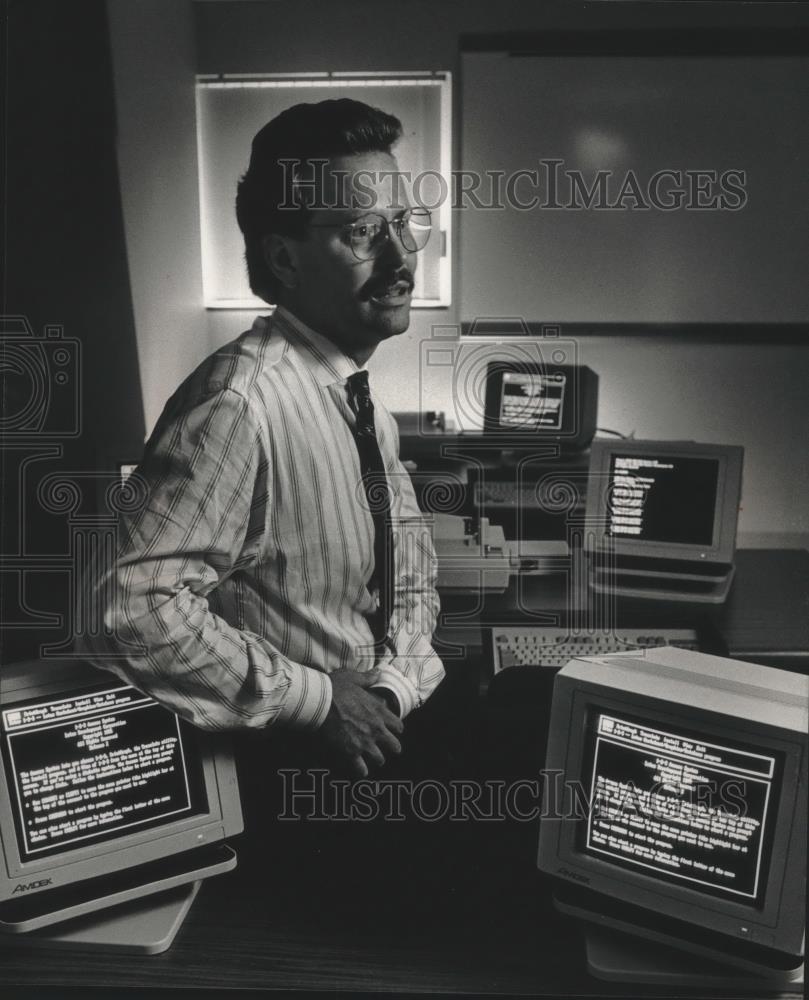 1989 Press Photo Philip Mydlach heads the Starting Point computer firm Wisconsin - Historic Images