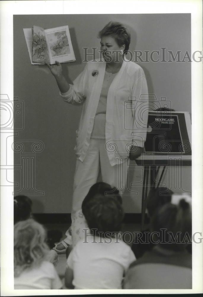 1994 Press Photo Children listen to story by Penny Halle, Muskego Public Library - Historic Images