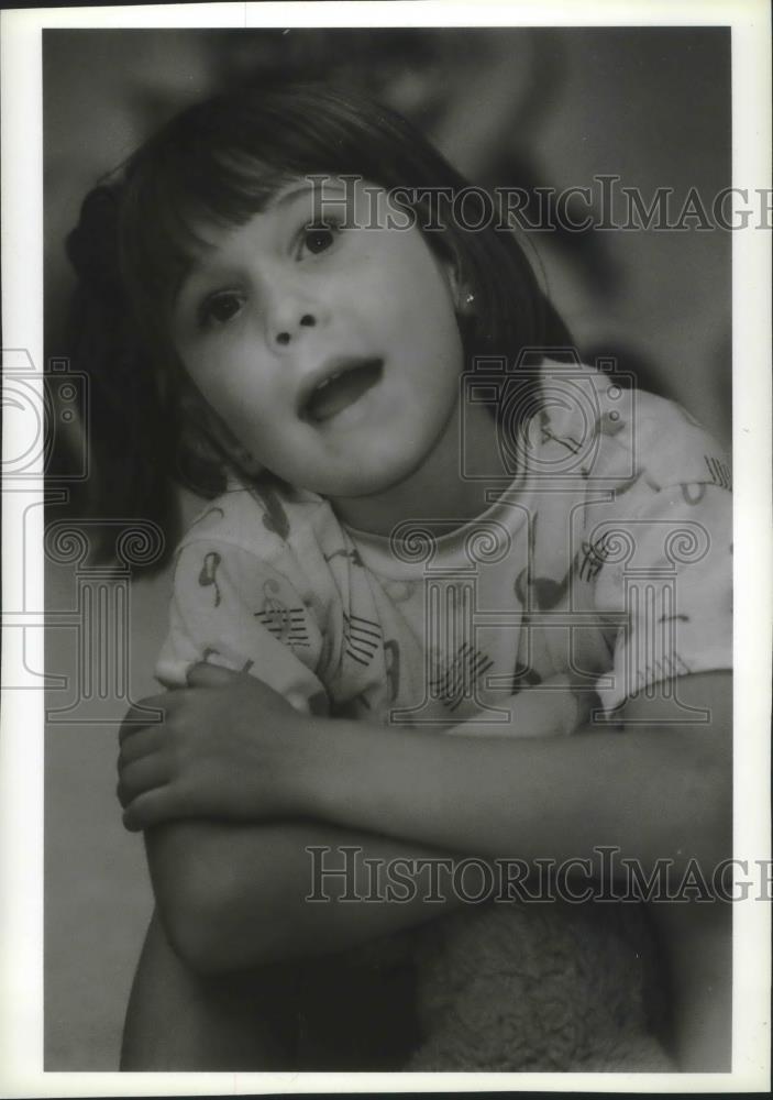 1994 Press Photo Chelsea Cerwin listens to story, Muskego Public Library - Historic Images