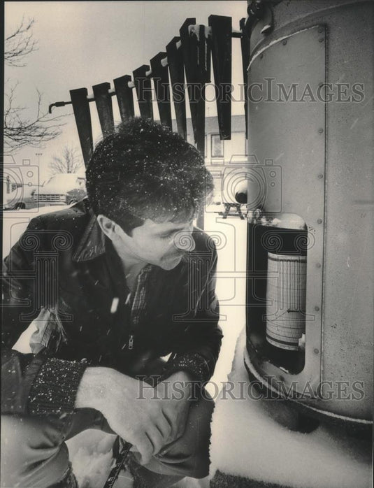 1984 Press Photo Kevin Davis, National Weather Service, checked amount of snow. - Historic Images