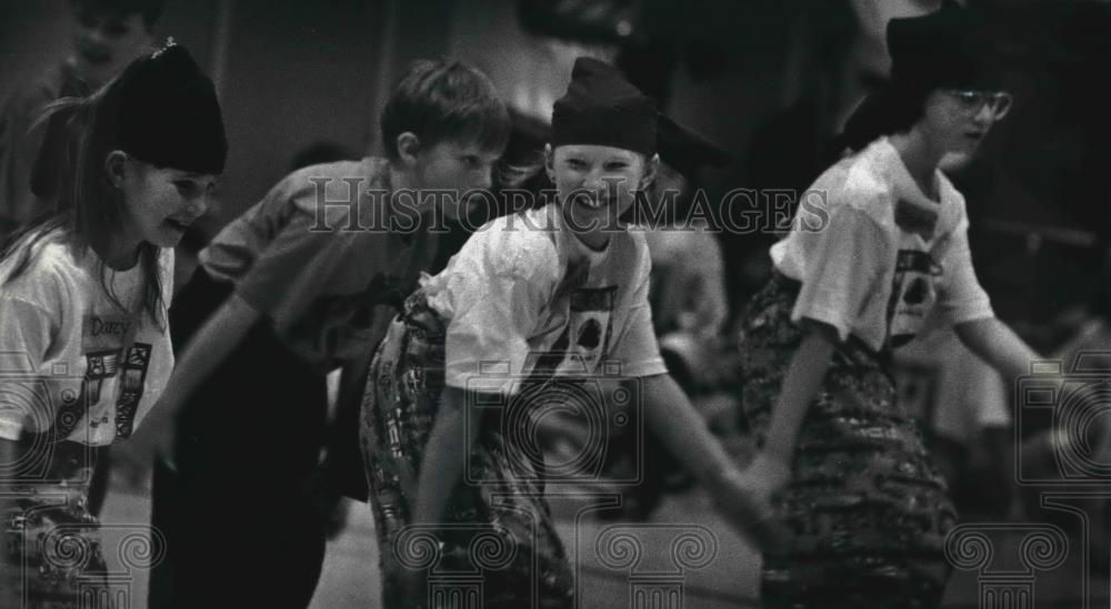 1993 Press Photo Sara Moczydlowski (center) smiles during dance with schoolmates - Historic Images