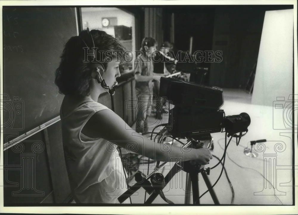 1988 Press Photo Kellie Zass Eisenhower High School operates camera in TV studio - Historic Images