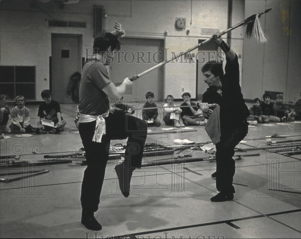 1992 Press Photo Mike Caughey &amp; Steve Kleppe, demonstrate Kung-Fu, Wisconsin - Historic Images