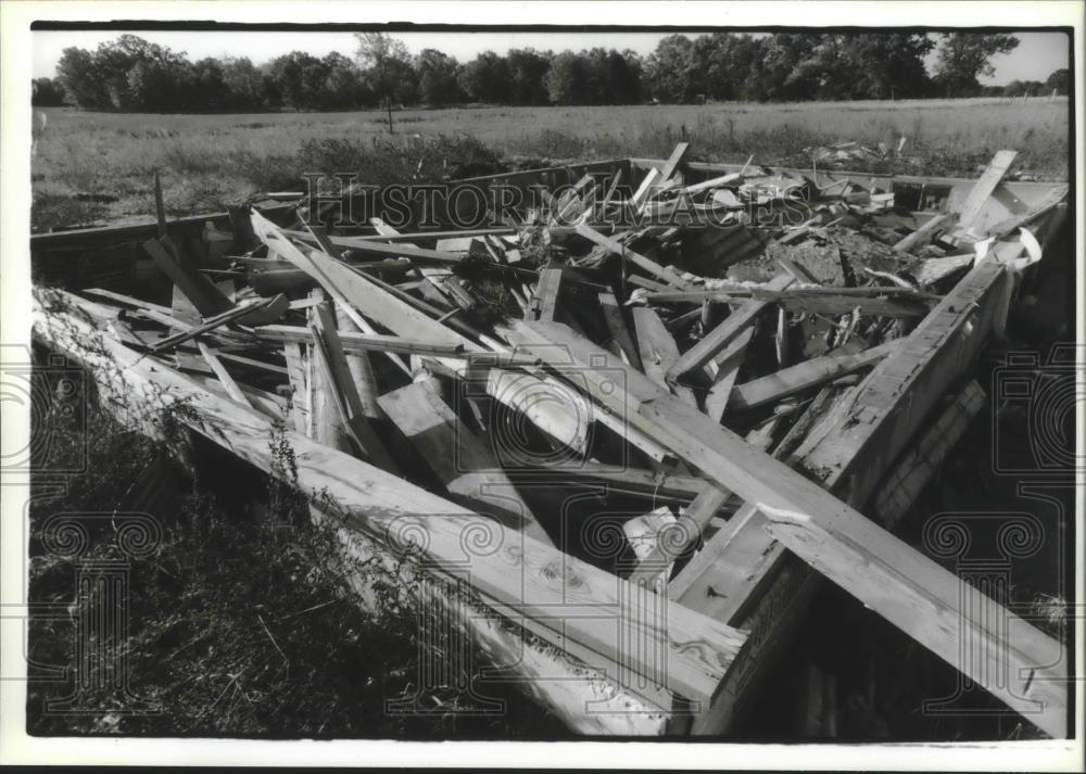 1993 Press Photo Neshkoro, Wisconsin, Robert Moss bulldozed his dream home - Historic Images