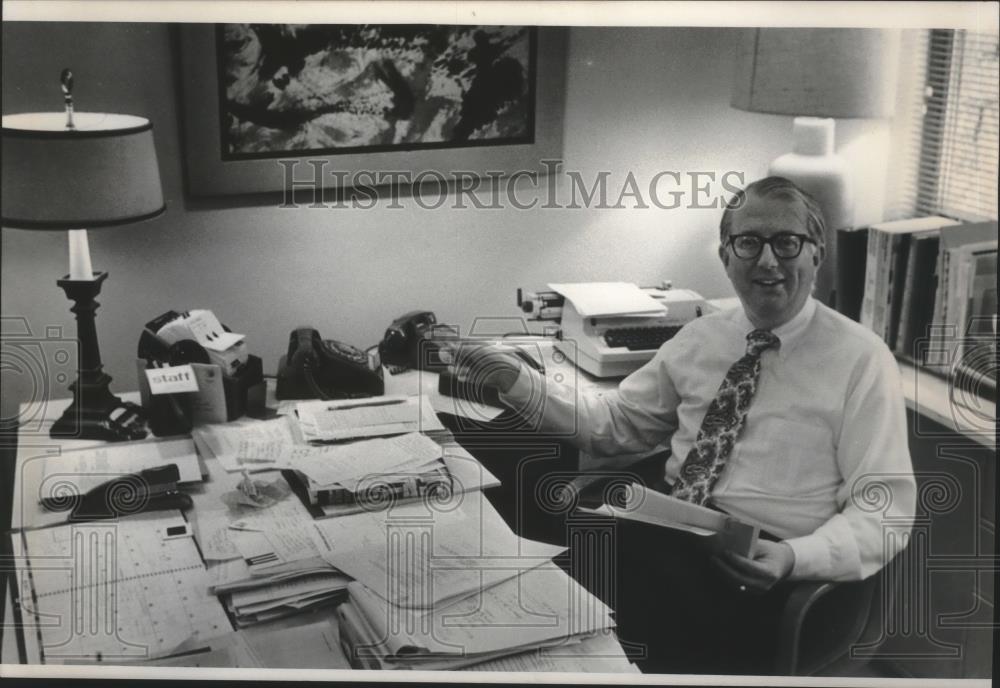 1978 Press Photo Gerald Nordland, Director Milwaukee Art Center in his office. - Historic Images