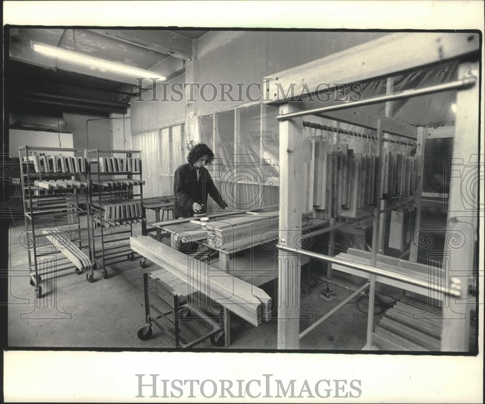 1986 Press Photo Kurt Larson prepares parts of custom designed bed for shipment. - Historic Images