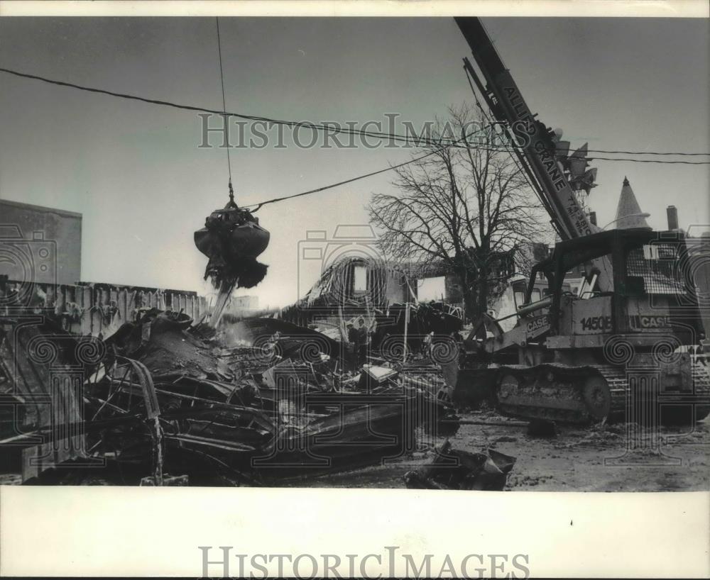 1986 Press Photo Debris lifted from ruins of nightclub down by fire, Milwaukee. - Historic Images