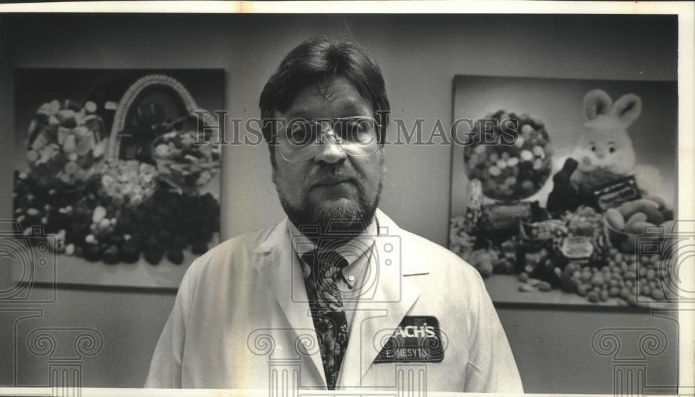 1992 Press Photo Ed Nesyto, a Brach jelly bean researcher, production manager. - Historic Images