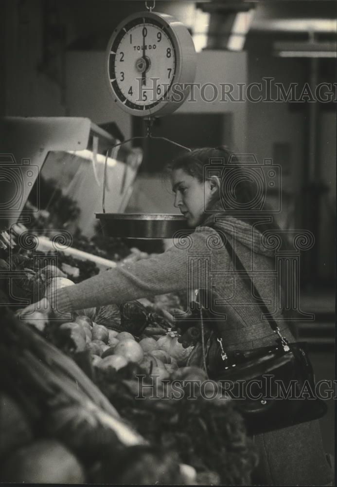 1980 Press Photo Linda Strommen, shopping at Outpost Natural Foods - mjb72166 - Historic Images