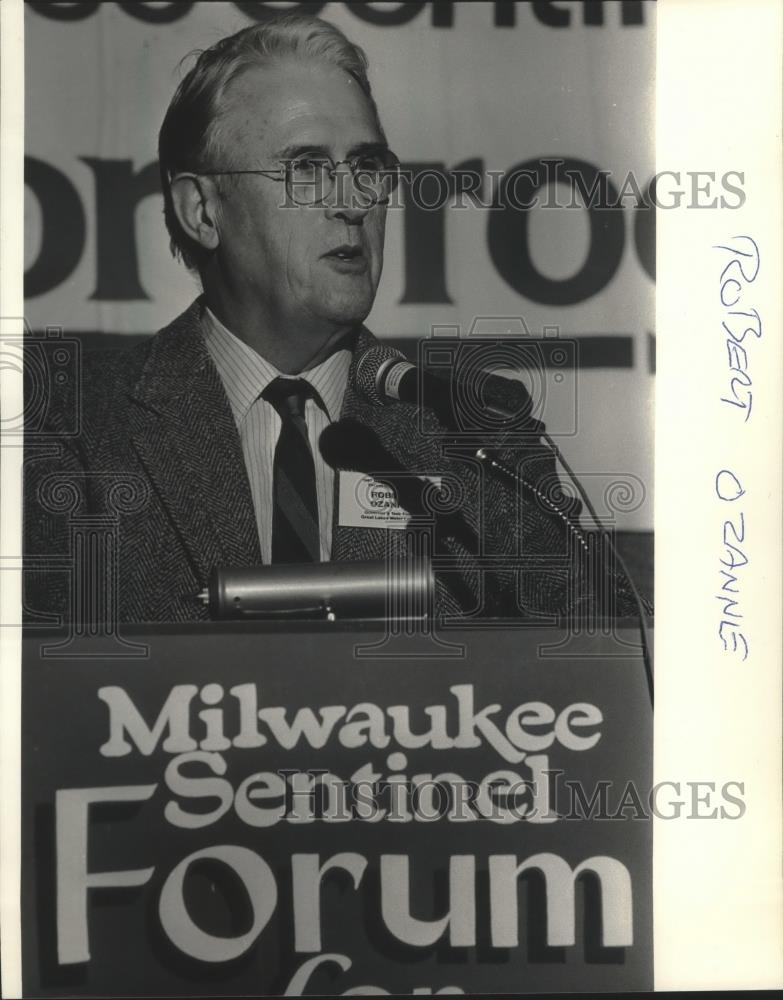 1987 Press Photo Robert Ozanne speaking at Milwaukee Sentinel Forum - mjb72199 - Historic Images
