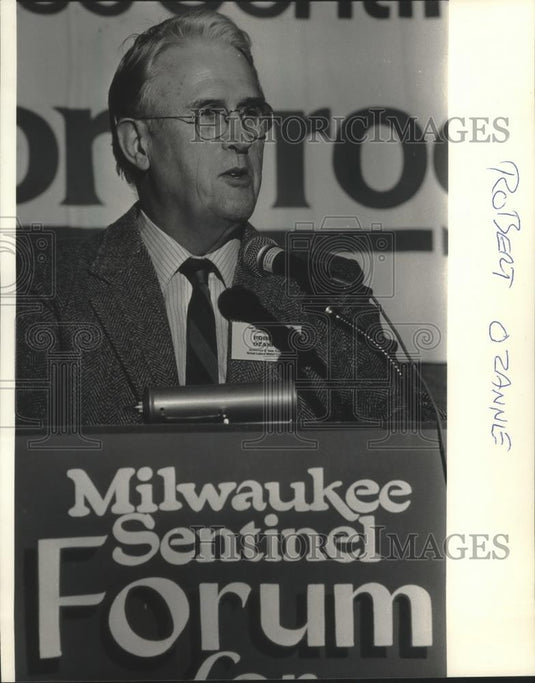 1987 Press Photo Robert Ozanne speaking at Milwaukee Sentinel Forum - mjb72199 - Historic Images