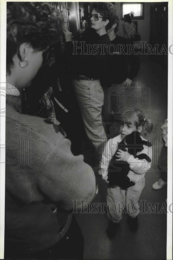 1993 Press Photo Katelin Pintor fals in love with puppy, Ozaukee Humane Society - Historic Images