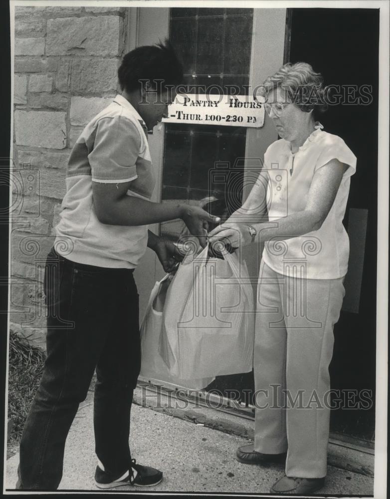 1988 Press Photo Food Pantry at Our Savior Lutheran Church, Milwaukee - Historic Images